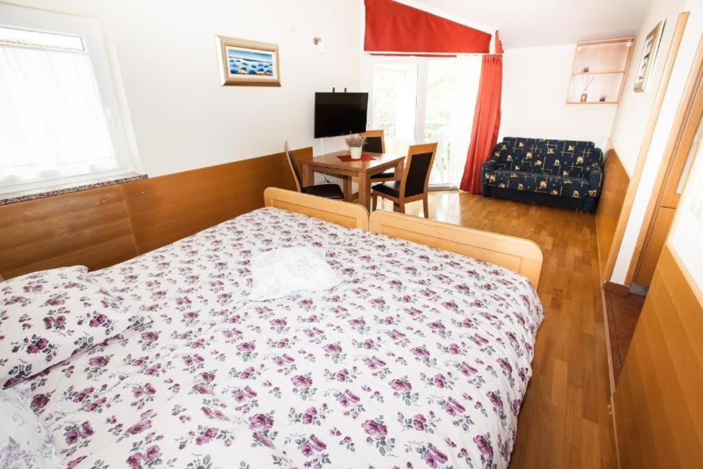 B&B Pansion Vago Malinska Exteriör bild